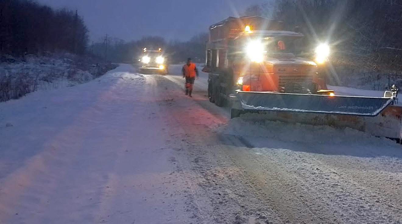 На державних дорогах Вінниччини у вечірній час працюють бригади зимового утримання