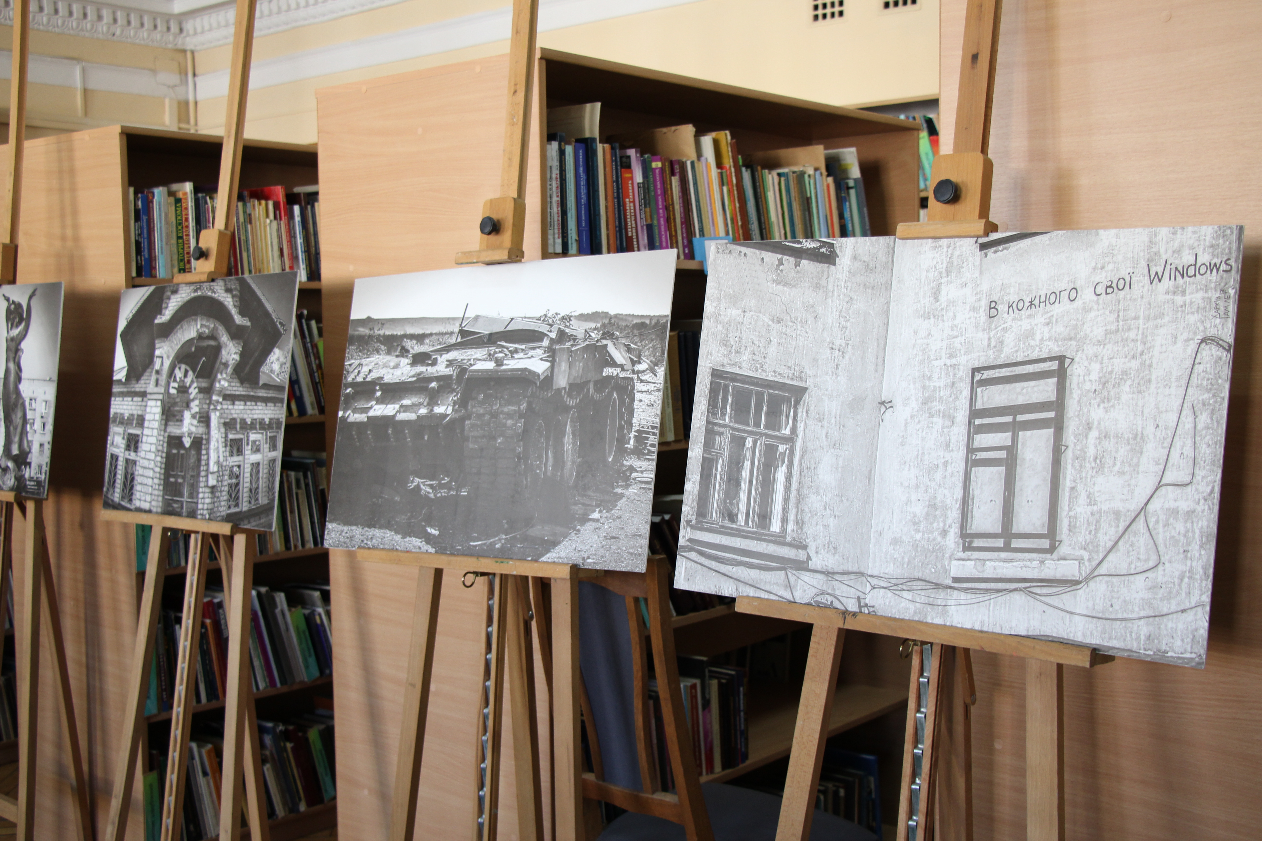 Незламний дух та ціна свободи: Виставка «Ізюм. Деокупація» у Вінниці відкриває очі на реальність війни