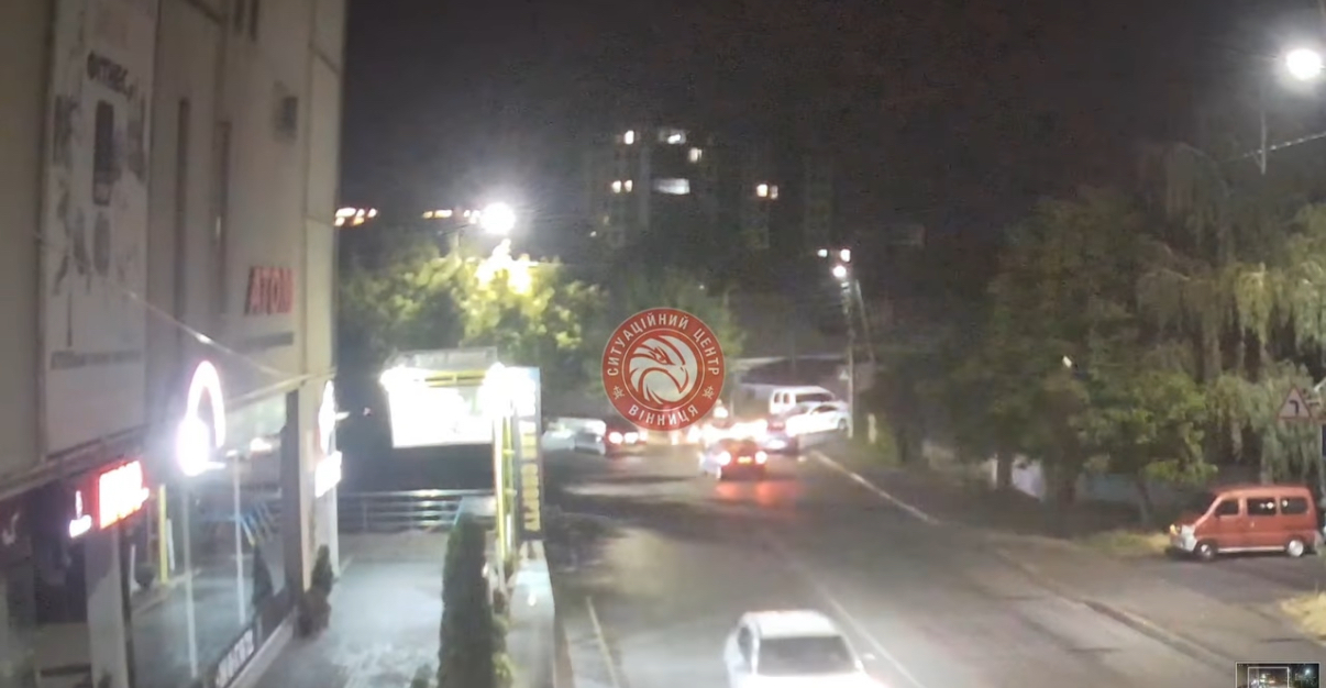 Не впорався з керуванням: у Вінниці Peugeot врізався у відбійник