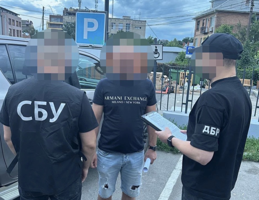 Посадовця Вінницької митниці та його спільника затримали за підозрою в хабарництві