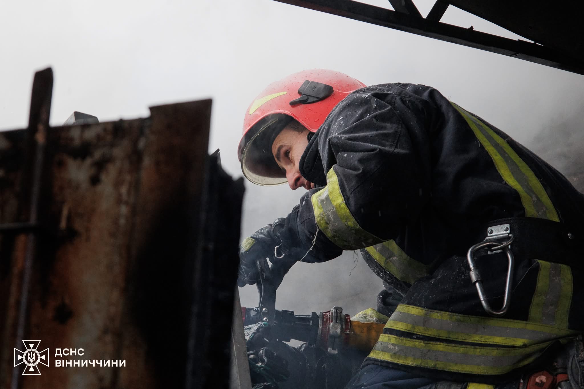 У Вінниці ліквідували пожежу в прибудові з автозапчастинами