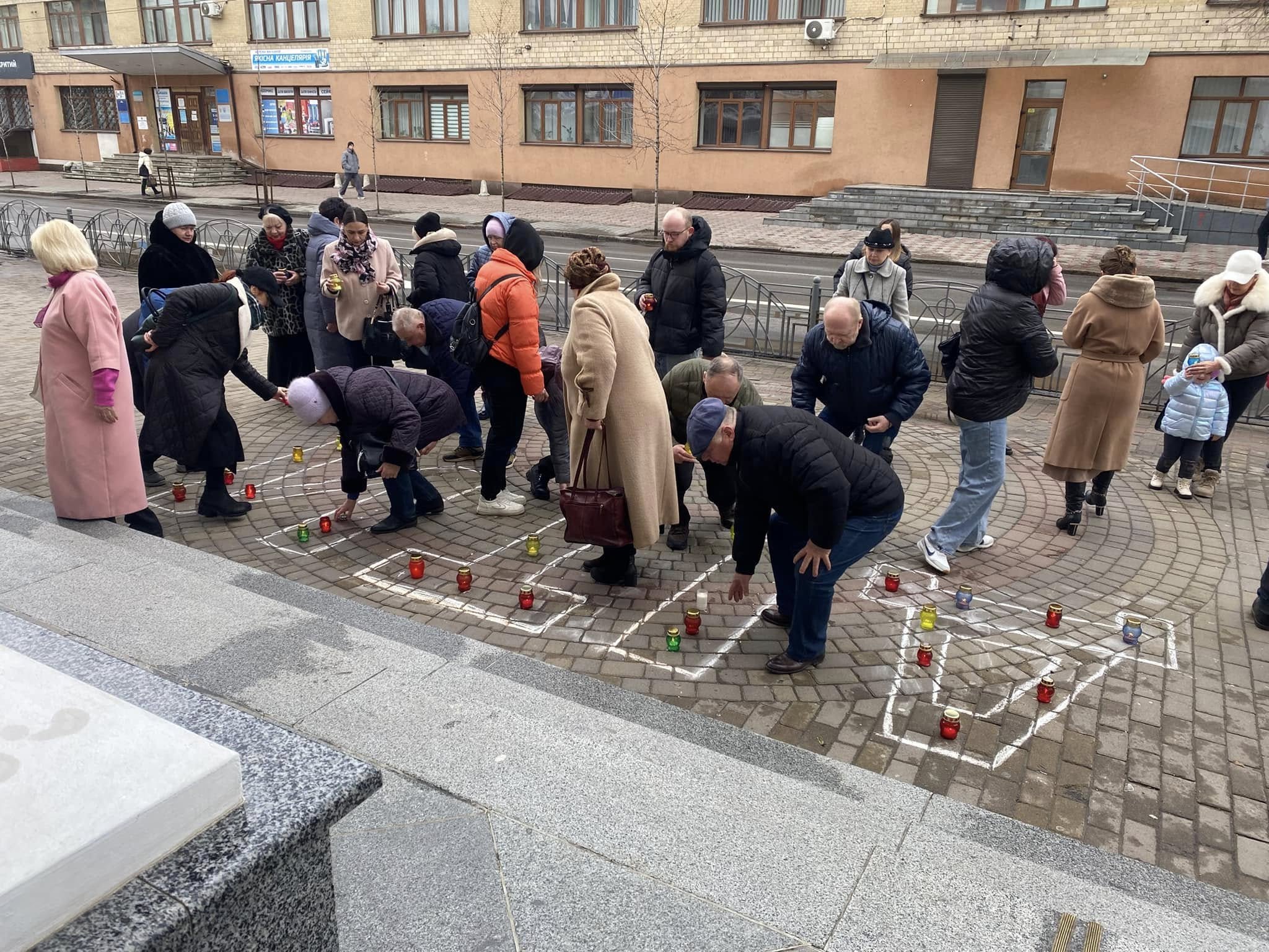 У Вінниці вшанували пам’ять жертв авіаудару по драмтеатру в Маріуполі