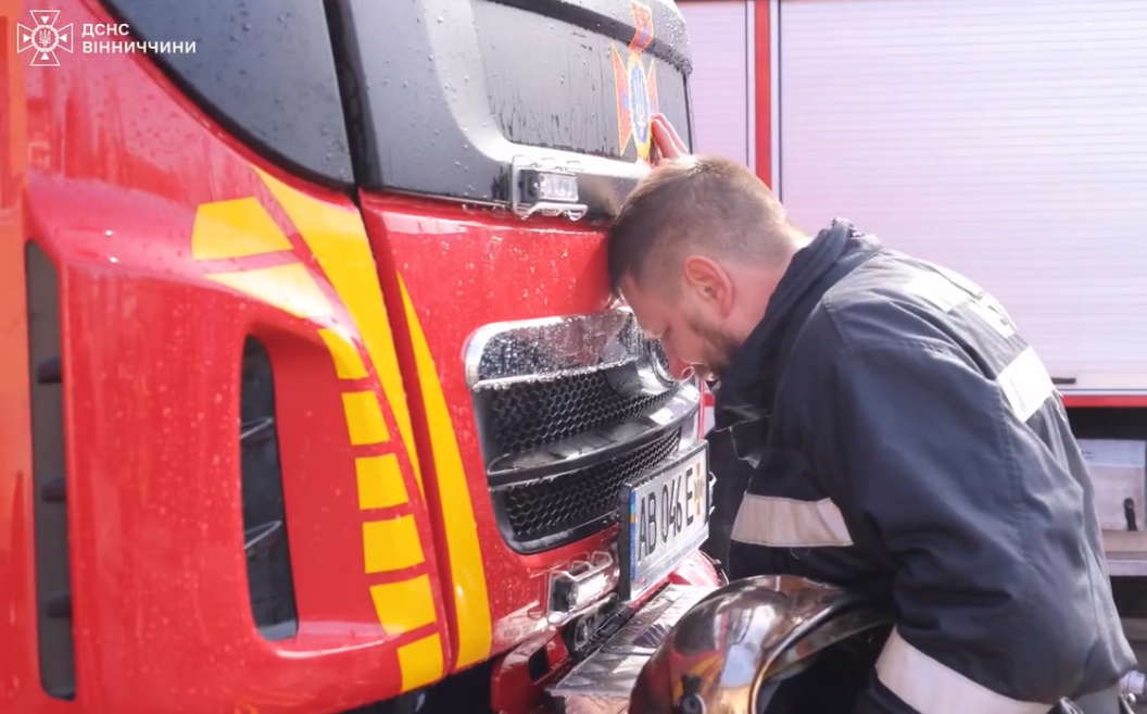 Останній виклик: у Вінниці рятувальники провели колегу на пенсію за традицією ДСНС