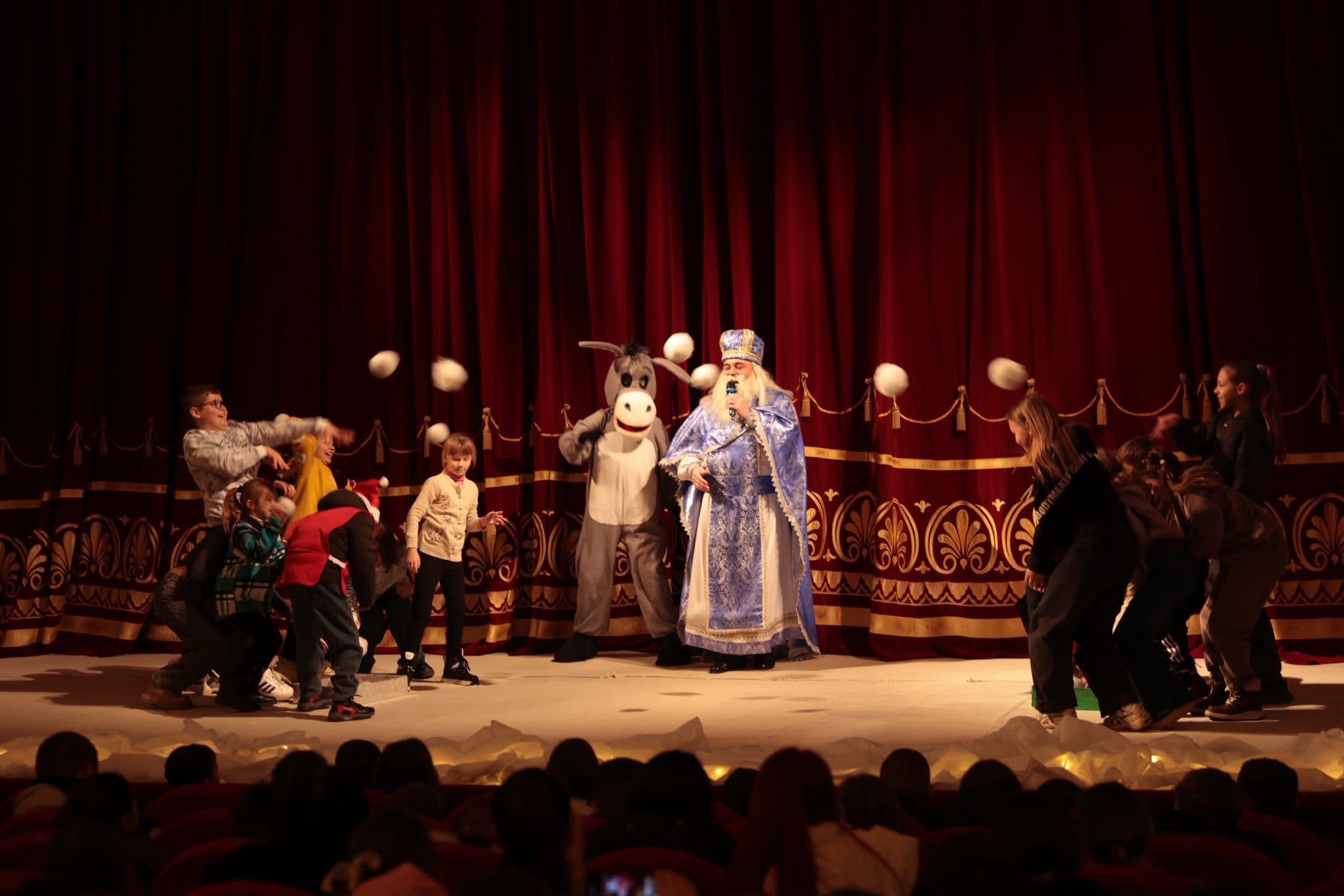 Новорічна казка для тих, хто потребує підтримки: у Вінниці організували свято для 3300 дітей