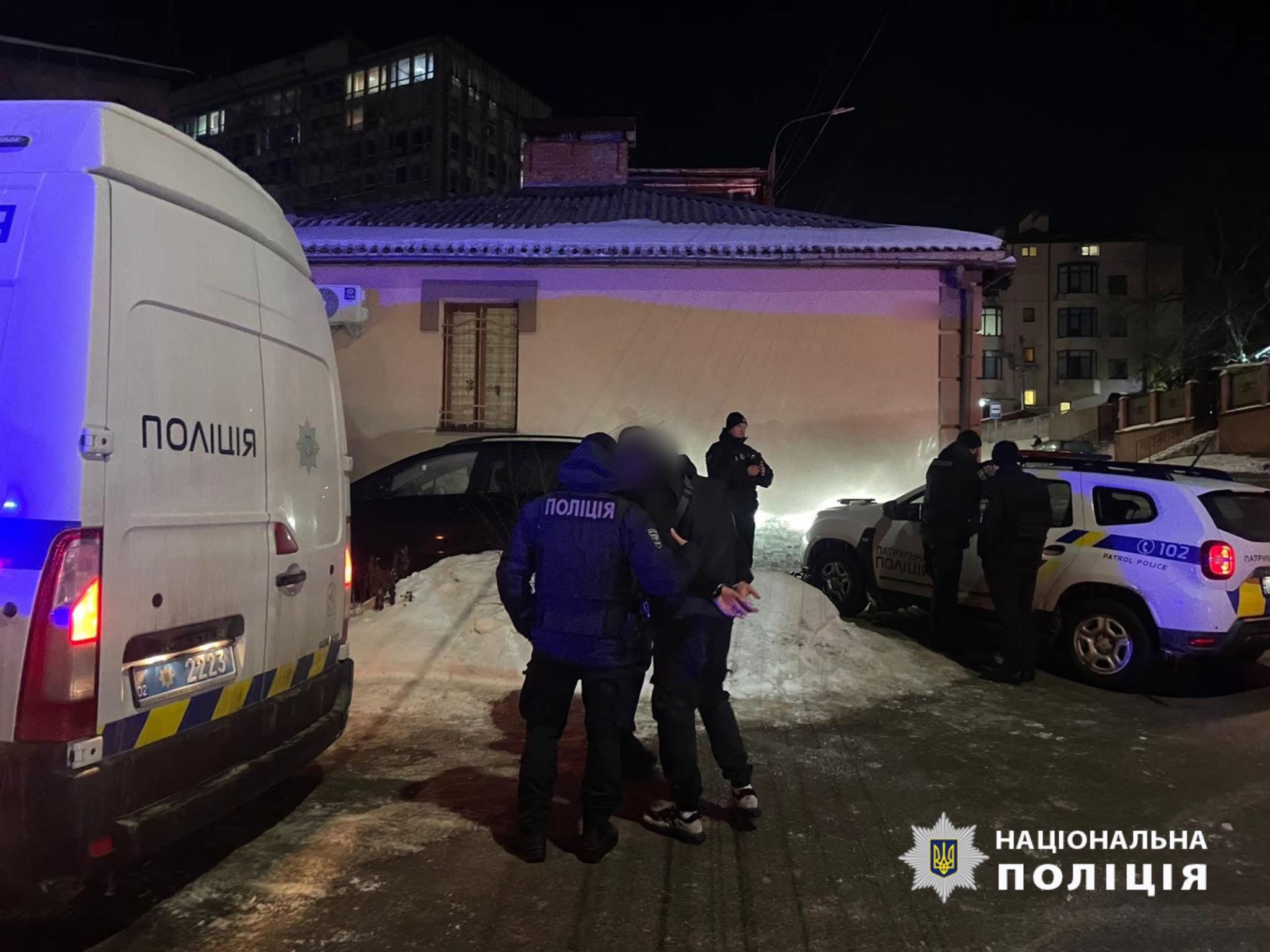 У Вінниці поліція проводить слідчі дії щодо чоловіка, який приніс до кафе боєприпас