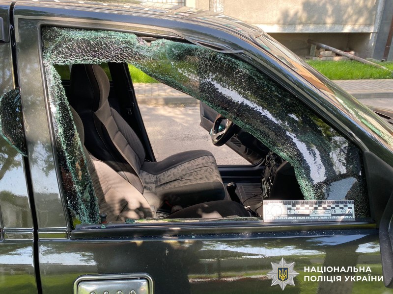 Нічна крадіжка у дворі багатоповерхівки: у Козятині затримали молодика, який розбив авто і викрав гроші