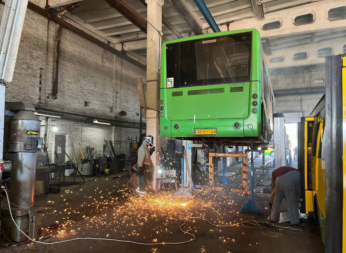 У Вінниці триває ремонт двох міських автобусів «Богдан»