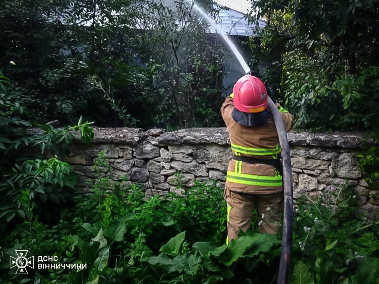 На Вінниччині за добу ліквідували три пожежі: рятувальники закликають до обережності