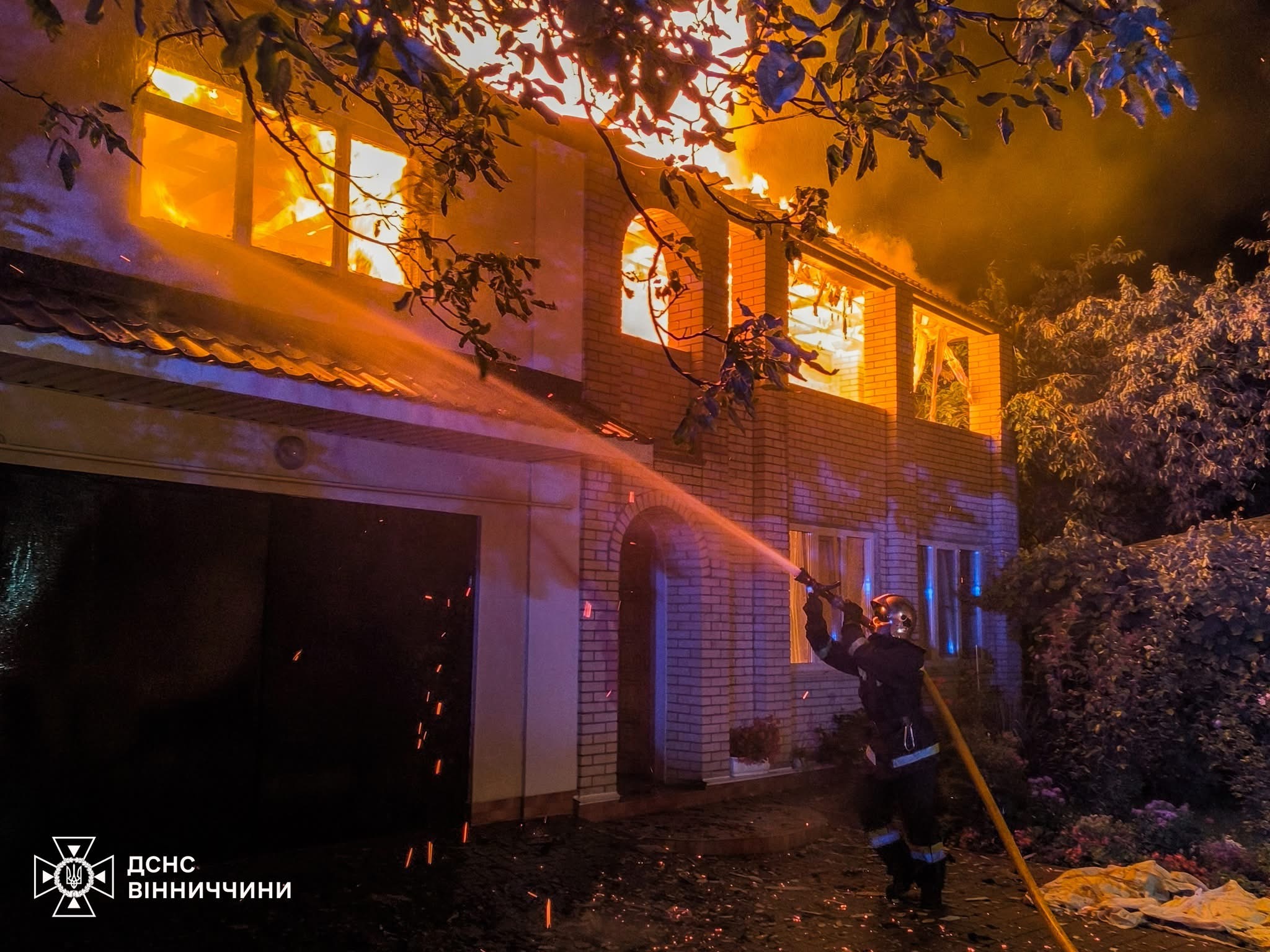 Дві нічні пожежі у Вінниці: рятувальники врятували людей із задимленої багатоповерхівки