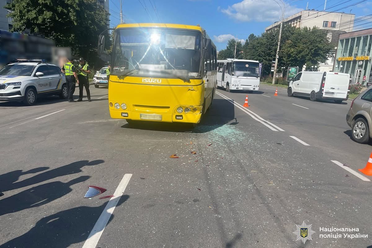У Вінниці автобус врізався в легковик: четверо пасажирів постраждали
