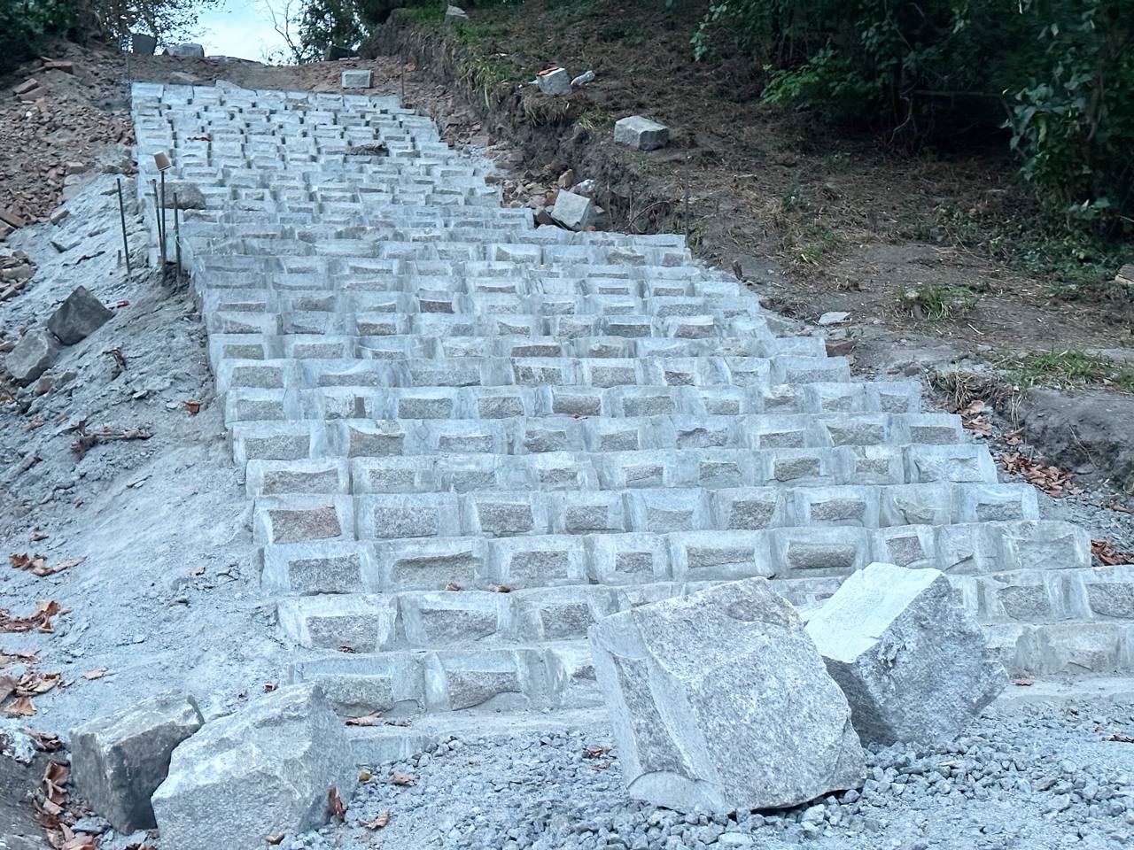 У Хмільнику ремонтують сходи до Замкової гори: роботи планують завершити до кінця року