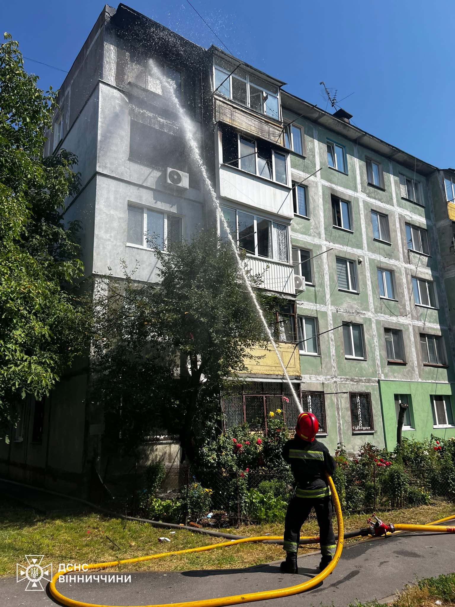 У Вінниці через забуту праску ледь не згоріла квартира: евакуювали 30 людей