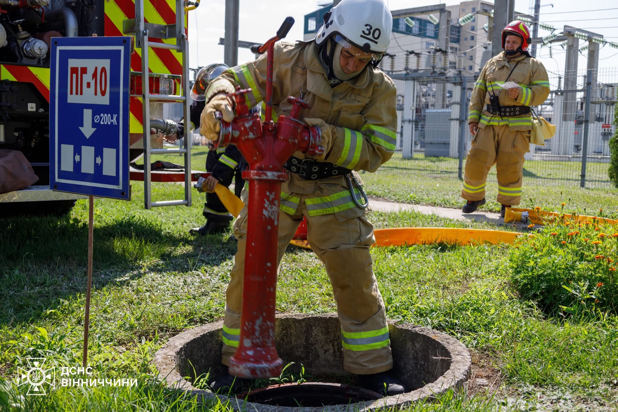 На Вінниччині рятувальники відпрацювали гасіння пожеж після умовного ракетного удару