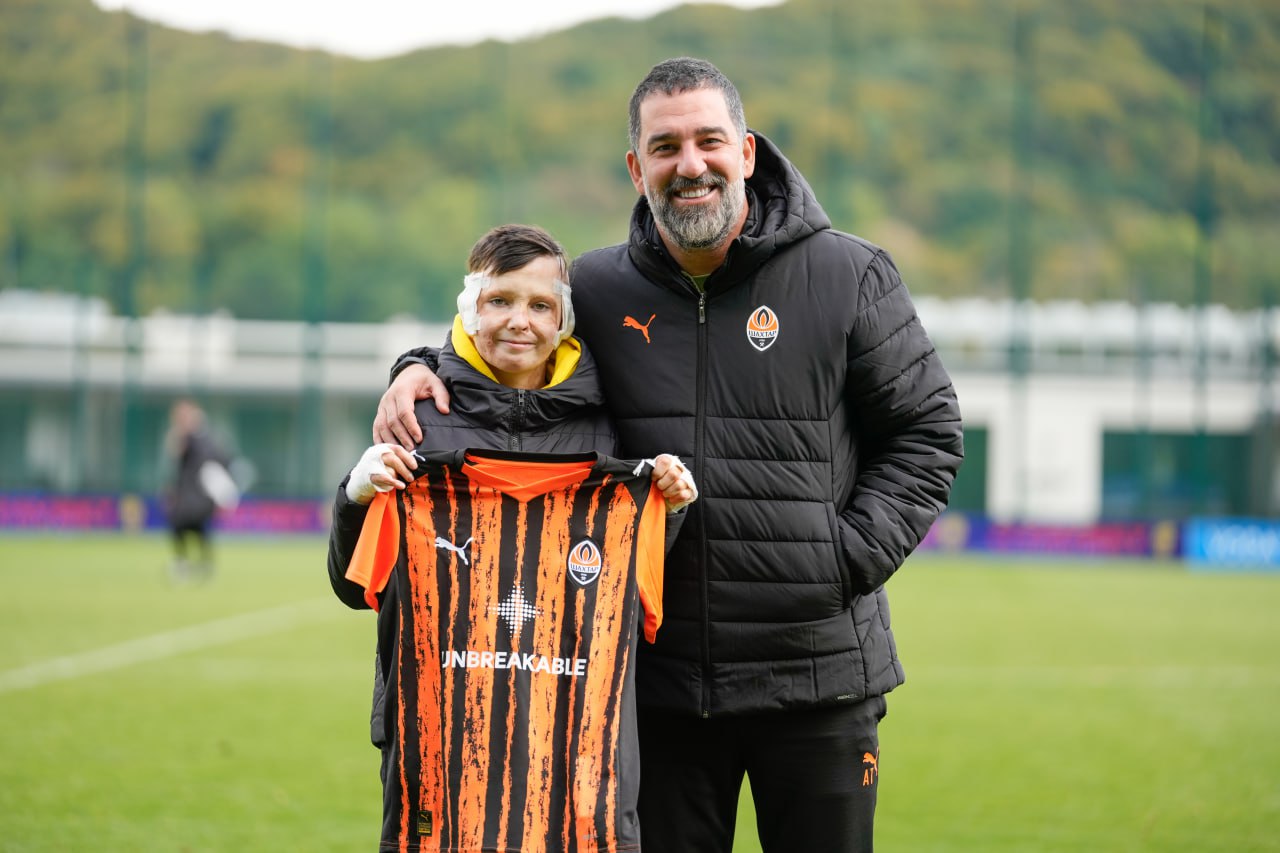 Хлопчик, який вижив після ракетної атаки на Вінницю, відвідав спаринг «Шахтаря»