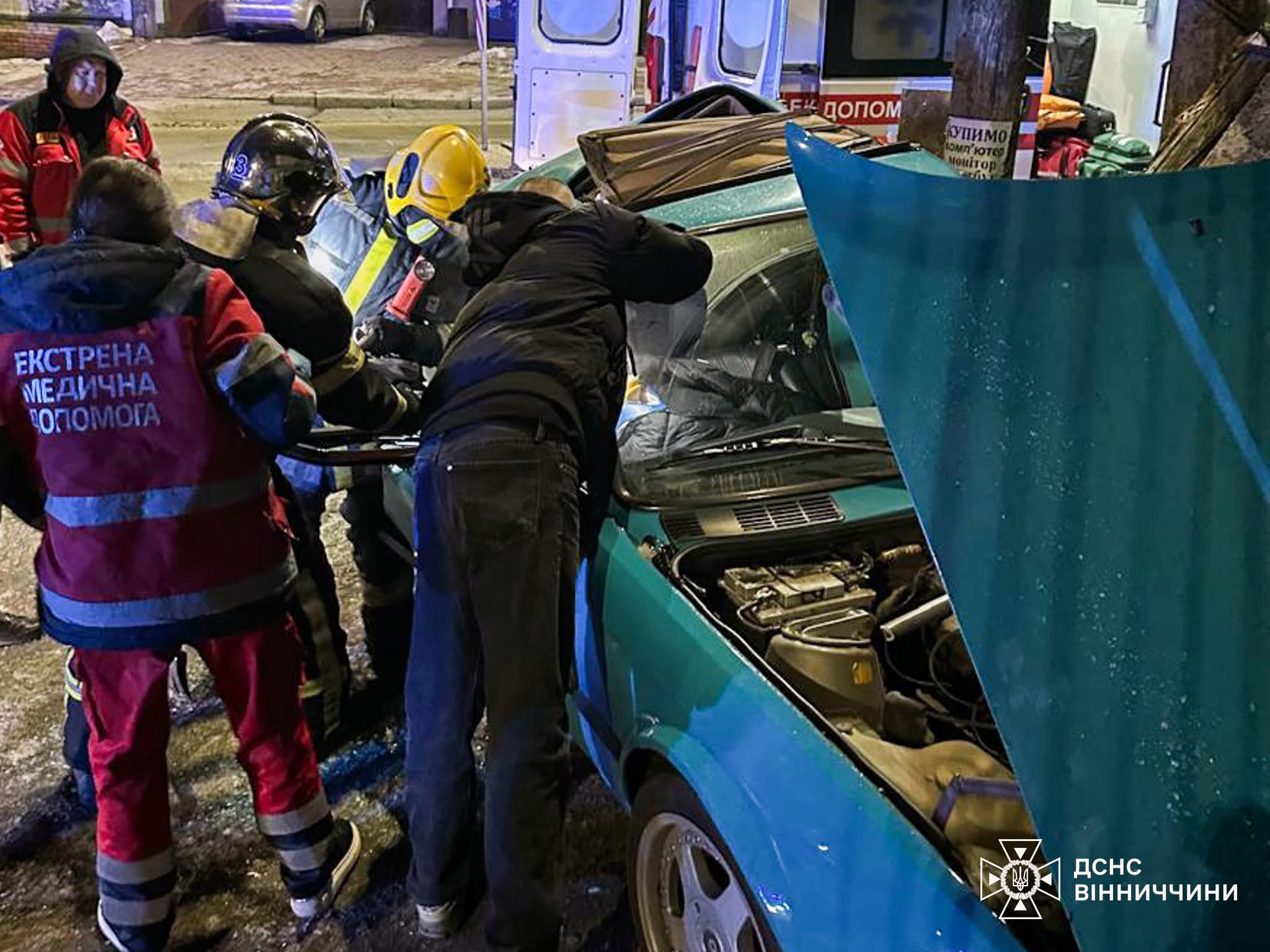 Учора ввечері у Вінниці на вул. Синьоводській сталася ДТП за участю легковика, який зіткнувся з електроопорою.