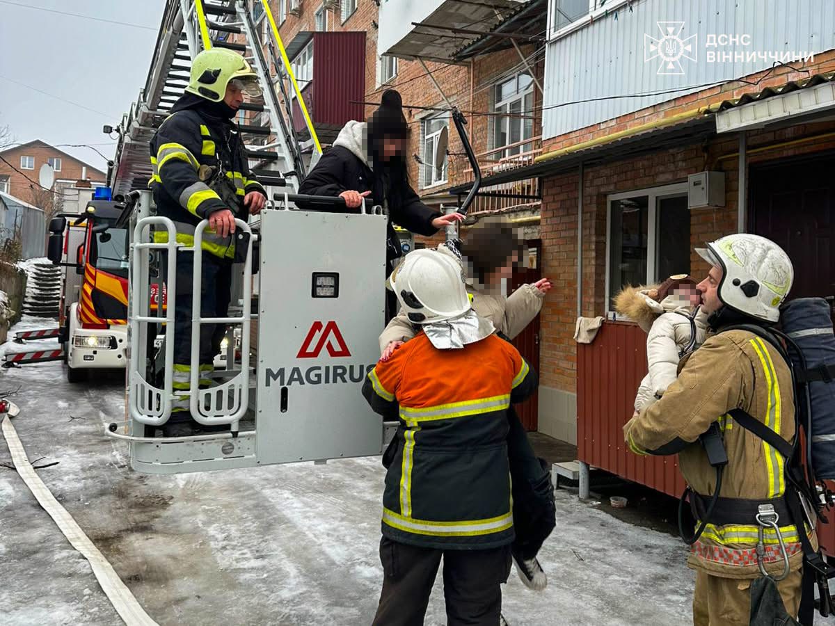 Пожежа у п’ятиповерхівці Вінниці: рятувальники врятували двох дітей та евакуювали мешканців