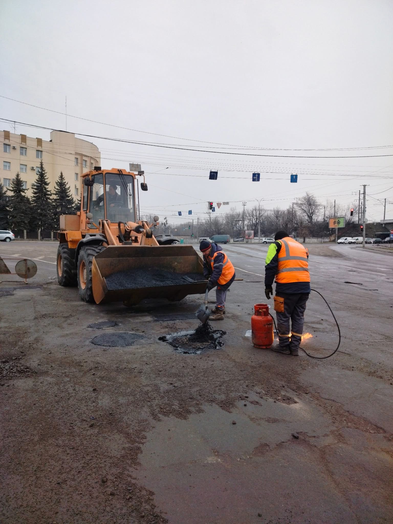 У Вінниці ліквідовують найкритичніші пошкодження доріг