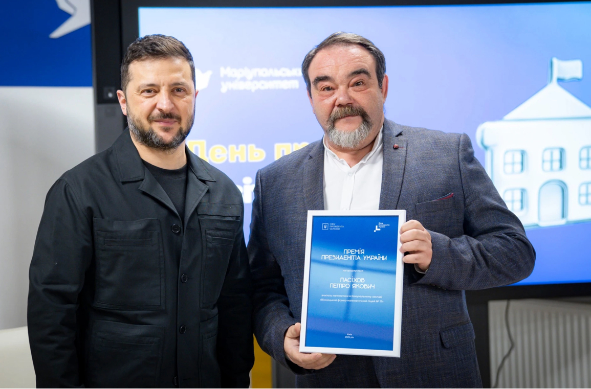 Володимир Зеленський вручив премію вчителю математики з Вінниці та нагороду освітянці з Гайсина