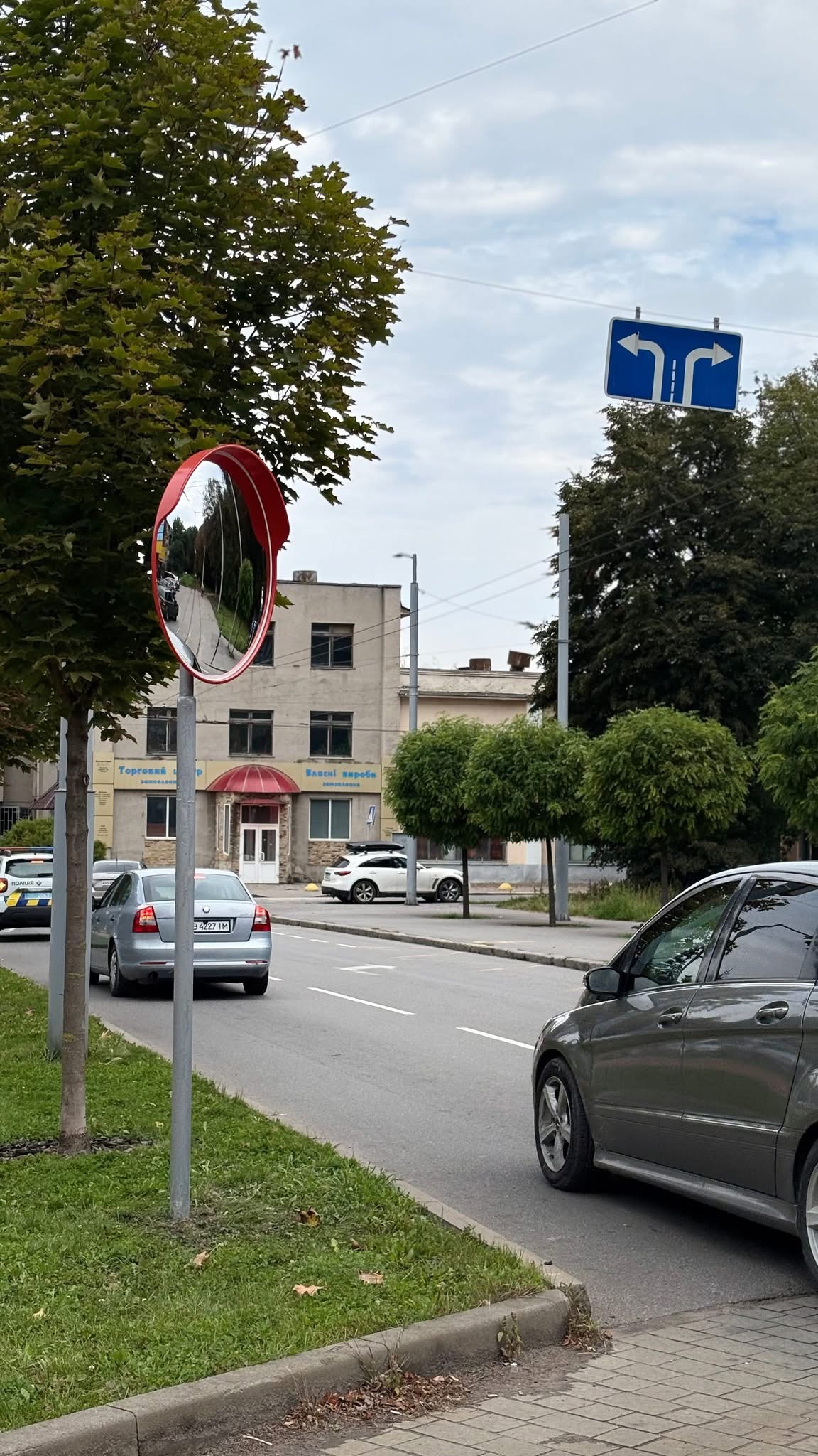 На Замостянській встановили нове дорожнє дзеркало