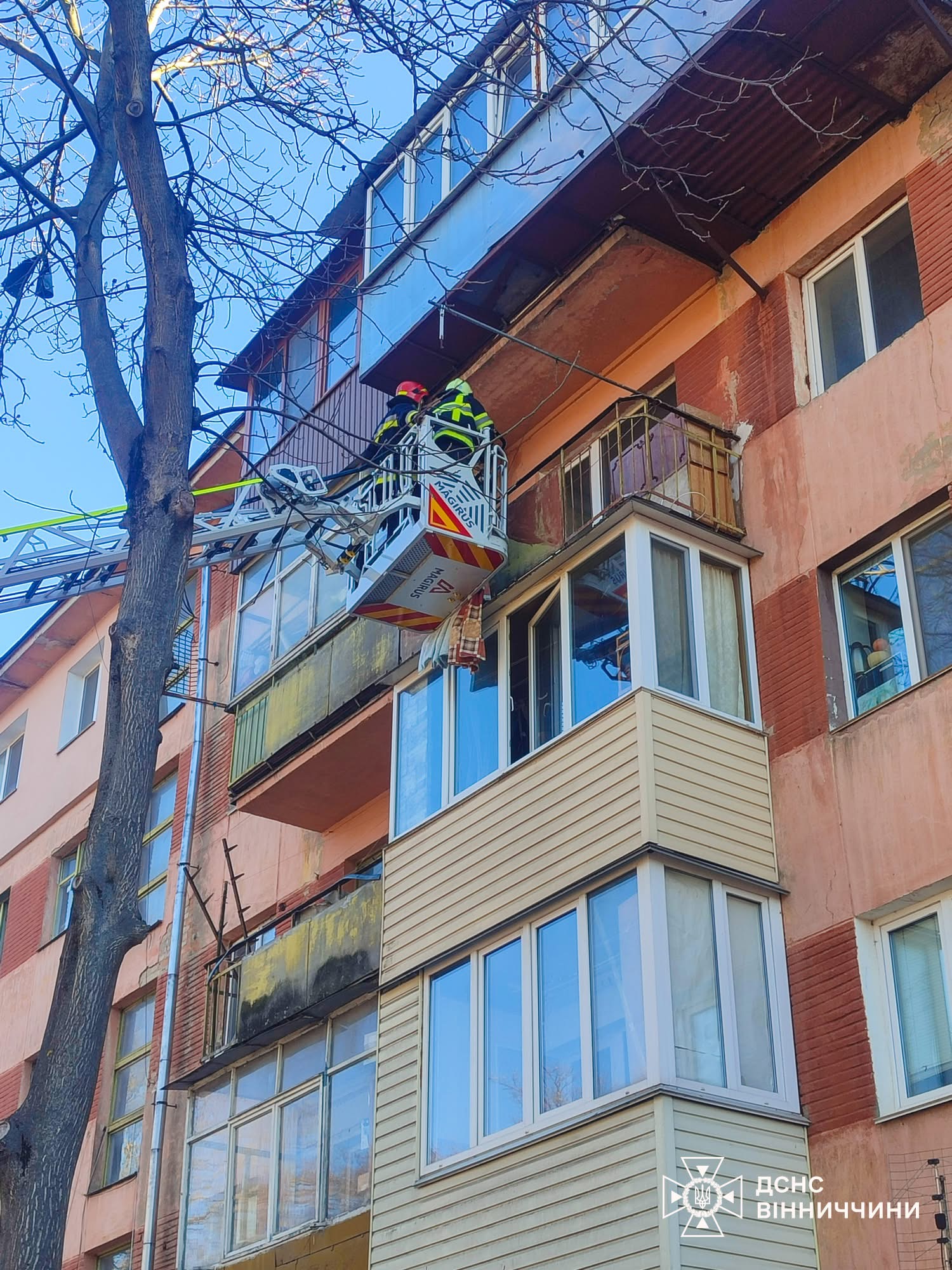У Вінниці рятувальники через балкон потрапили до квартири, щоб допомогти жінці