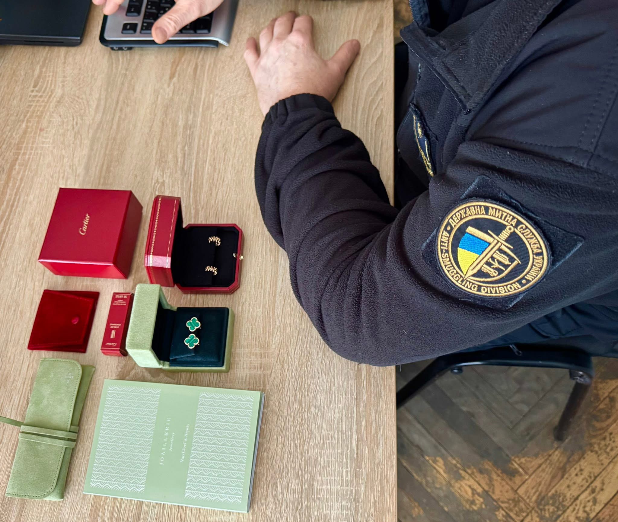 На кордоні з Молдовою вінницькі митники виявили незадекларовані брендові сережки