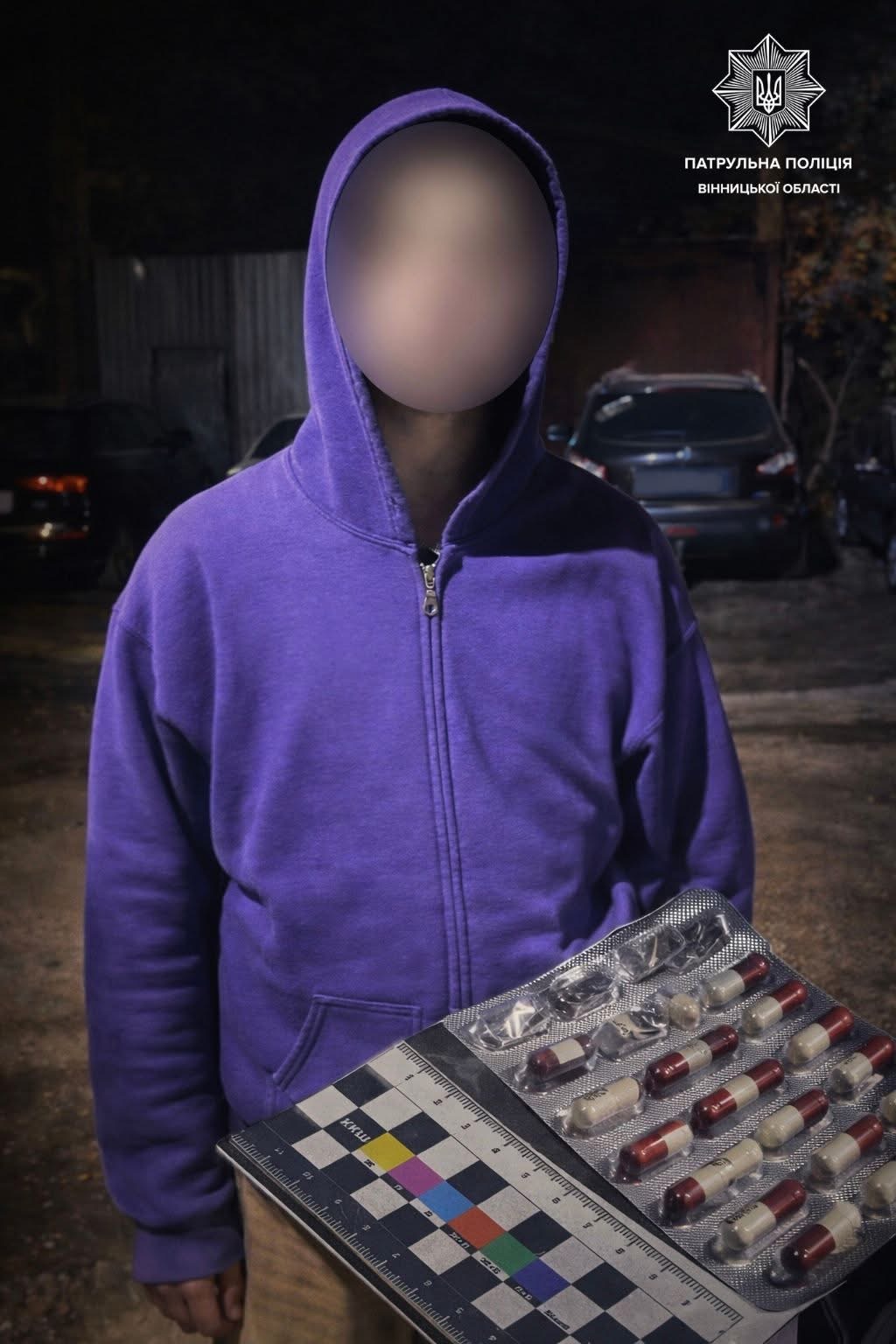 Патрульні Вінниці виявили у чоловіка ймовірні наркотичні речовини
