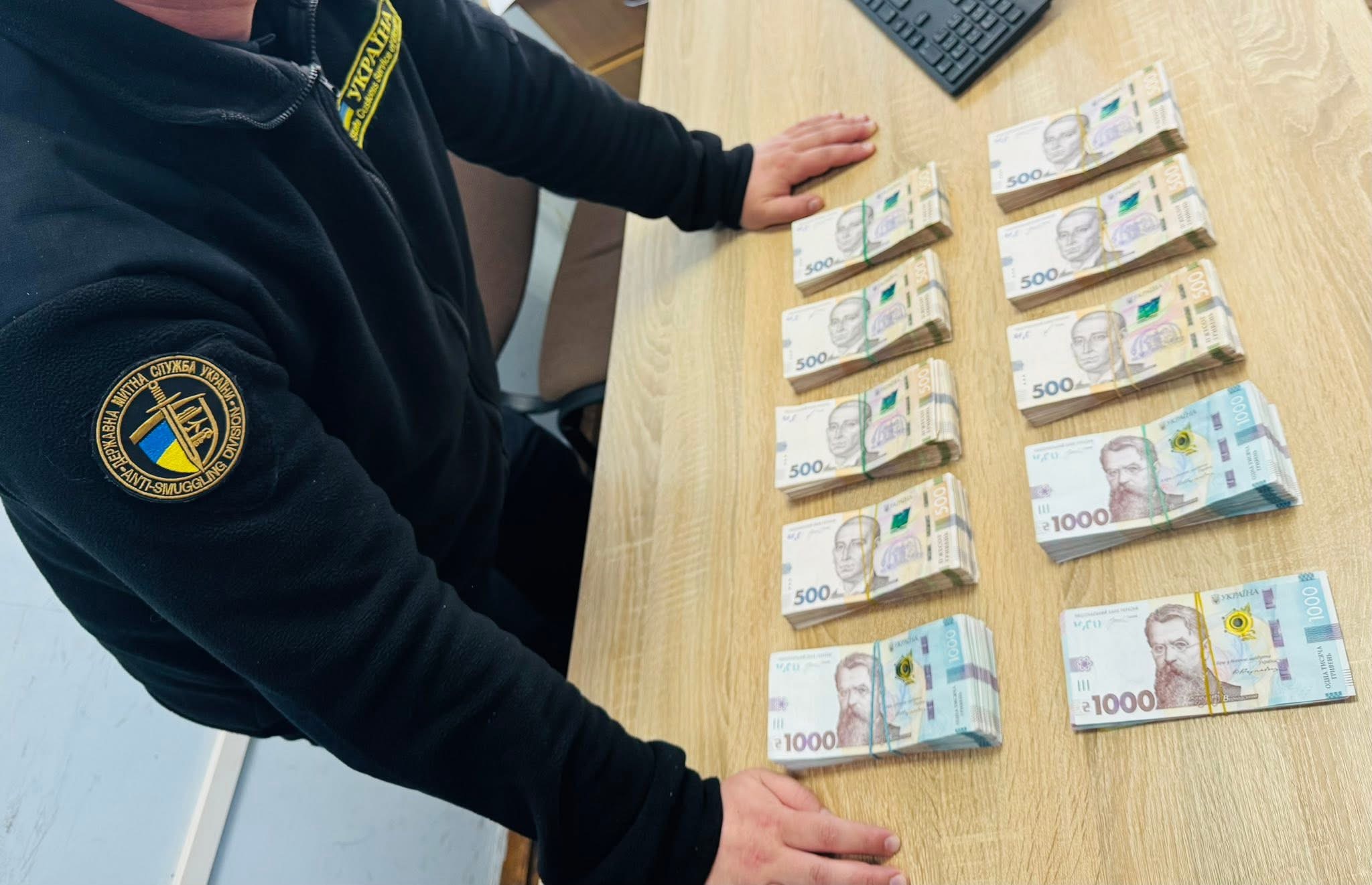 Вінницькі митники зупинили спробу незаконного вивезення готівки за кордон