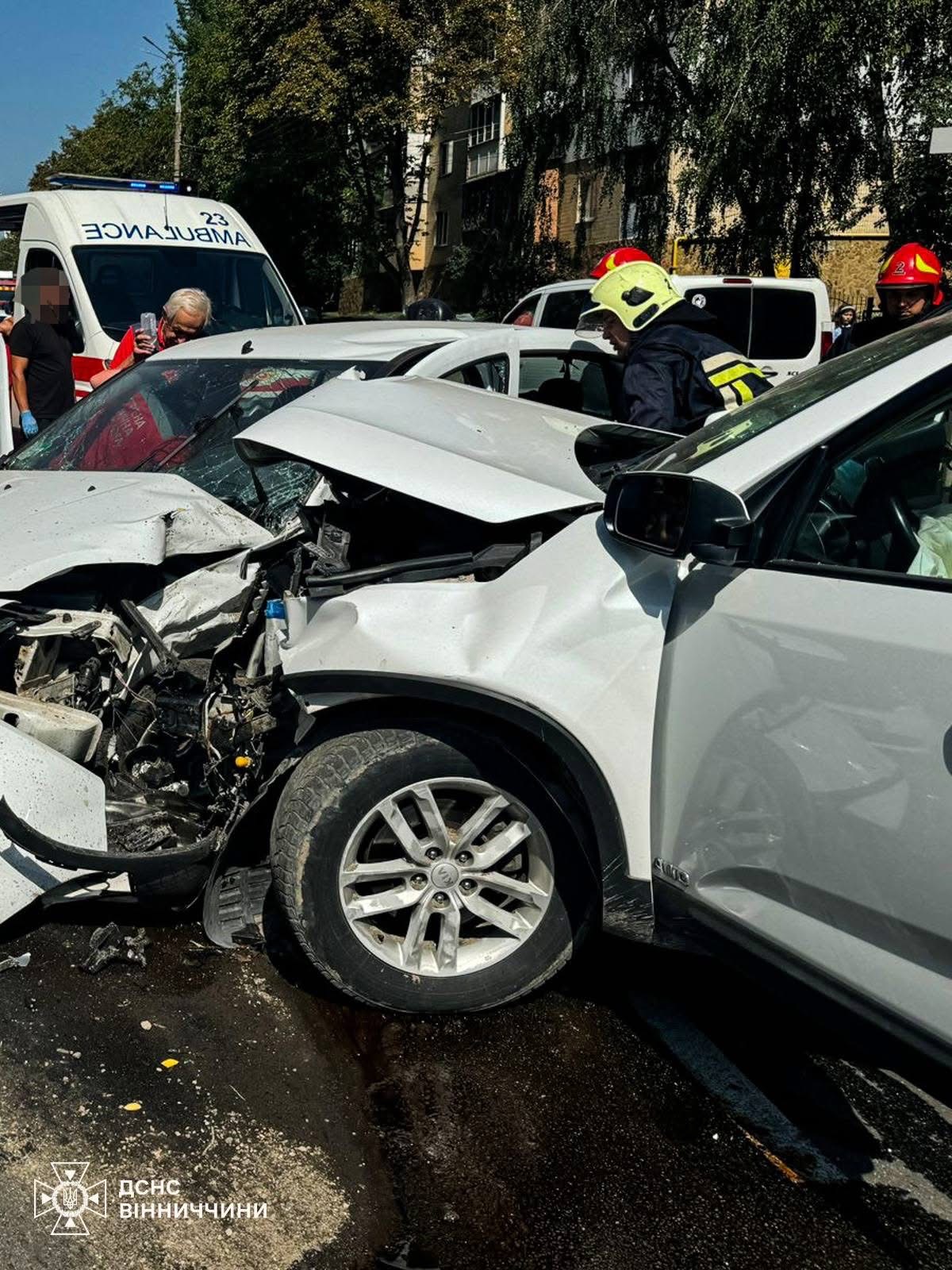 Масштабна ДТП у Вінниці: постраждали водій, жінка та дитина