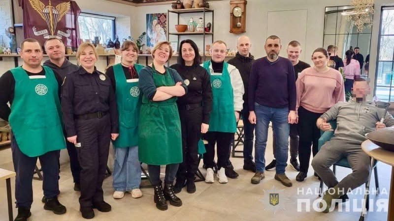 Глина як терапія: у Вінниці поліцейські допомагають захисникам відновити ментальне здоров’я через мистецтво