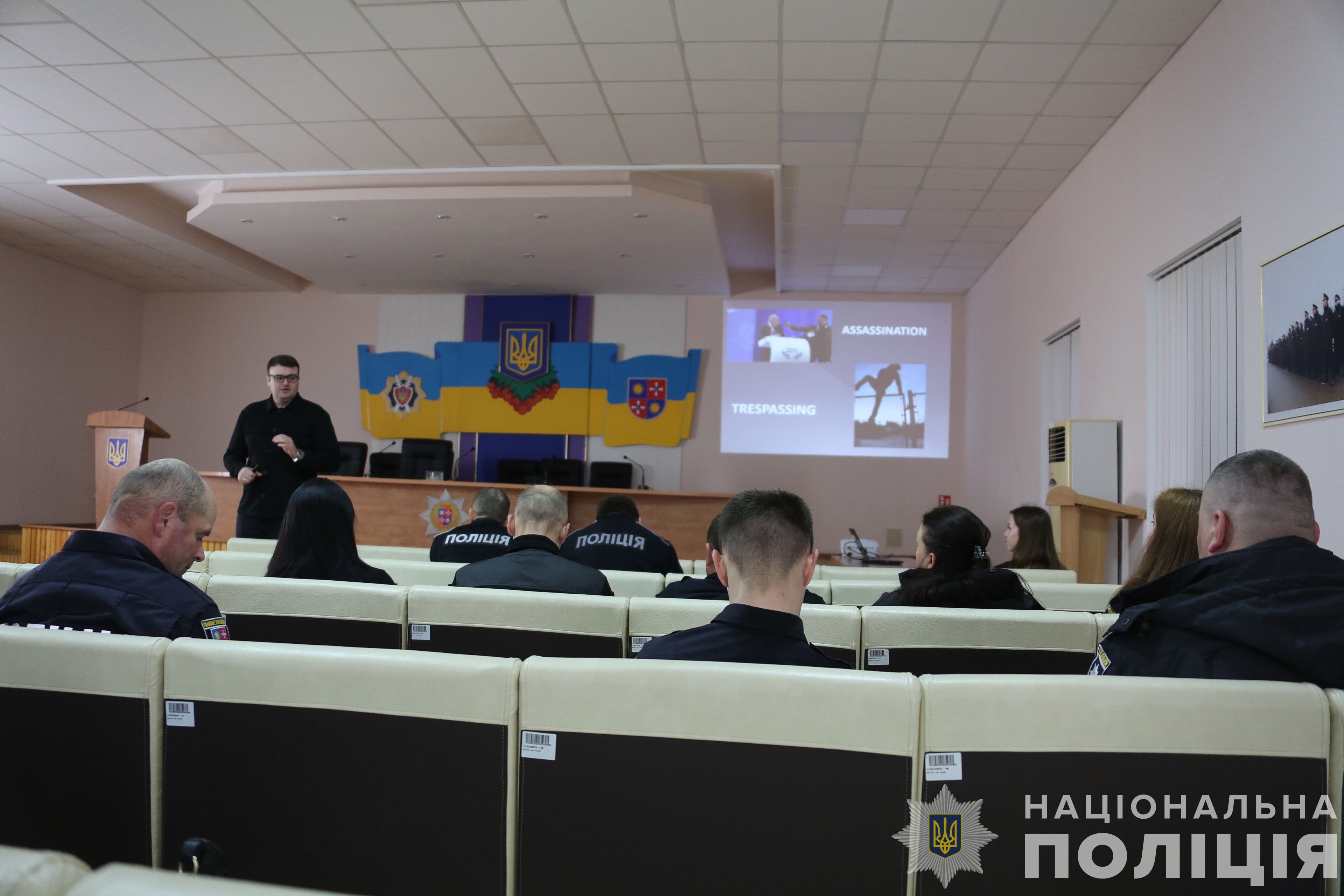 Вінницькі оператори служби «102» вдосконалюють навички спілкування з іноземцями