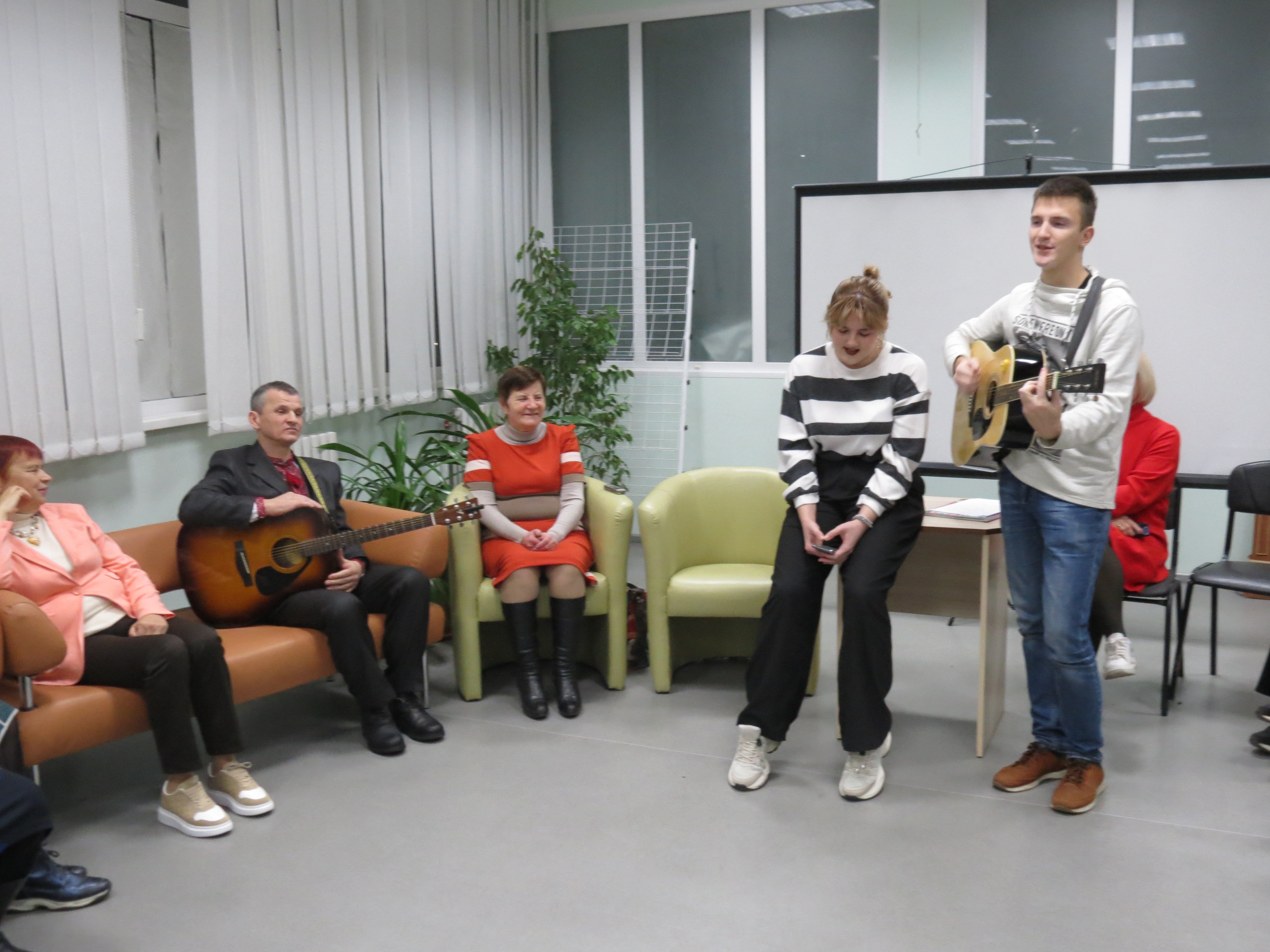 Студенти вінницького медуніверситету і досвідчені незрячі співаки зійшлися у творчому «батлі»