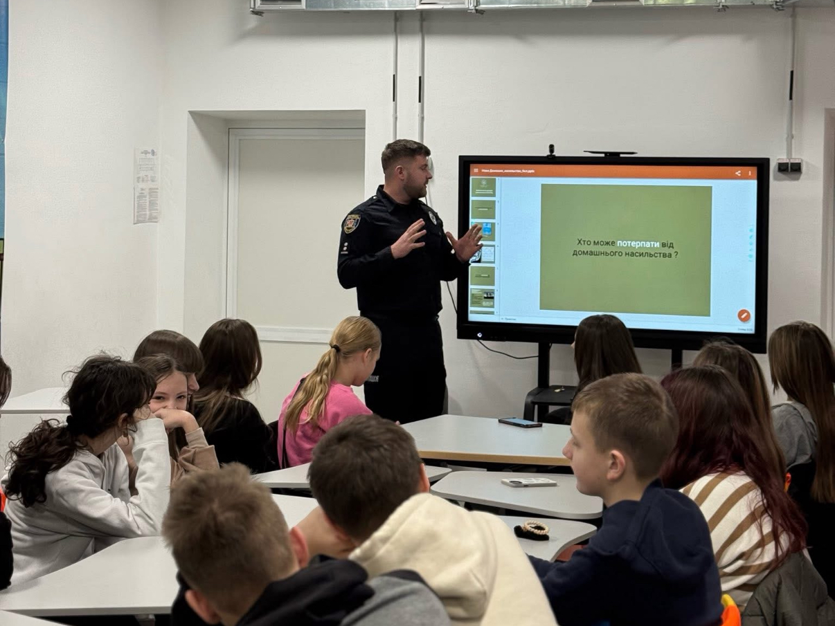 Поліцейські навчають школярів безпеці та взаємоповазі