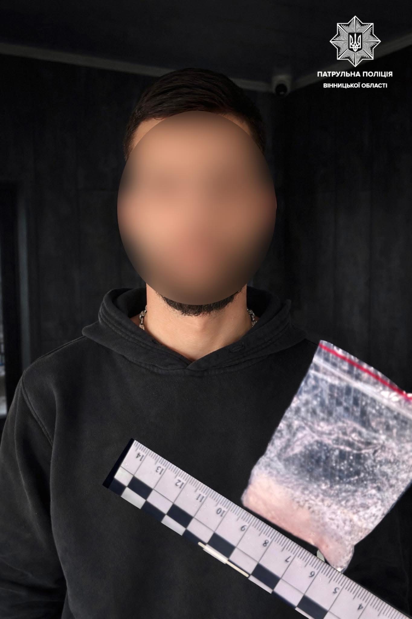 На Вінниччині патрульні виявили речовину, схожу на наркотики, у водія з ознаками сп’яніння.