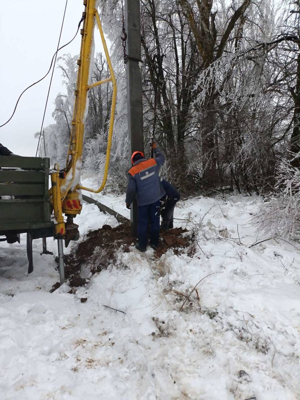 Через сильне обледеніння на Тульчинщині без світла залишилися майже 24 тисячі споживачів