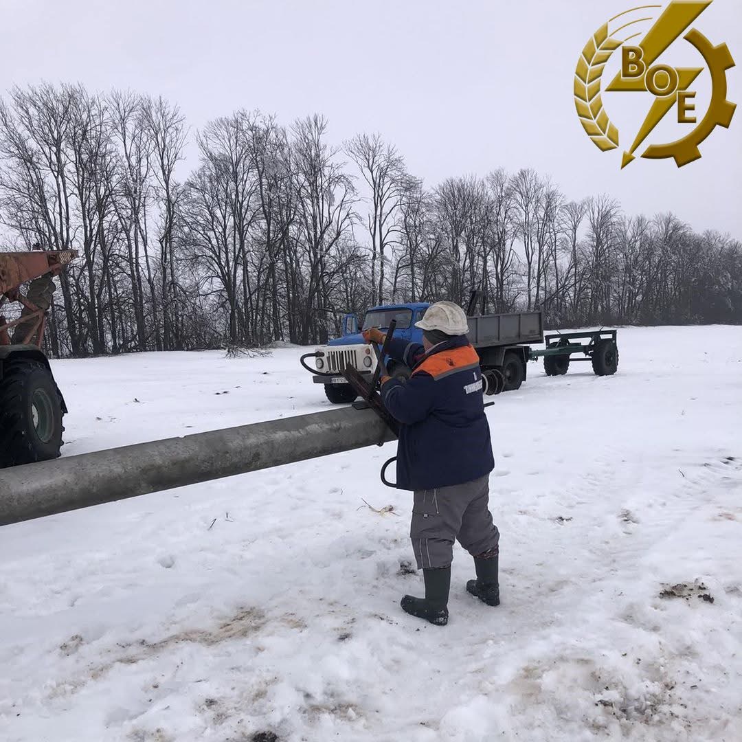 Енергетики Вінниччини четверту добу працюють без зупинок, відновлюючи електропостачання