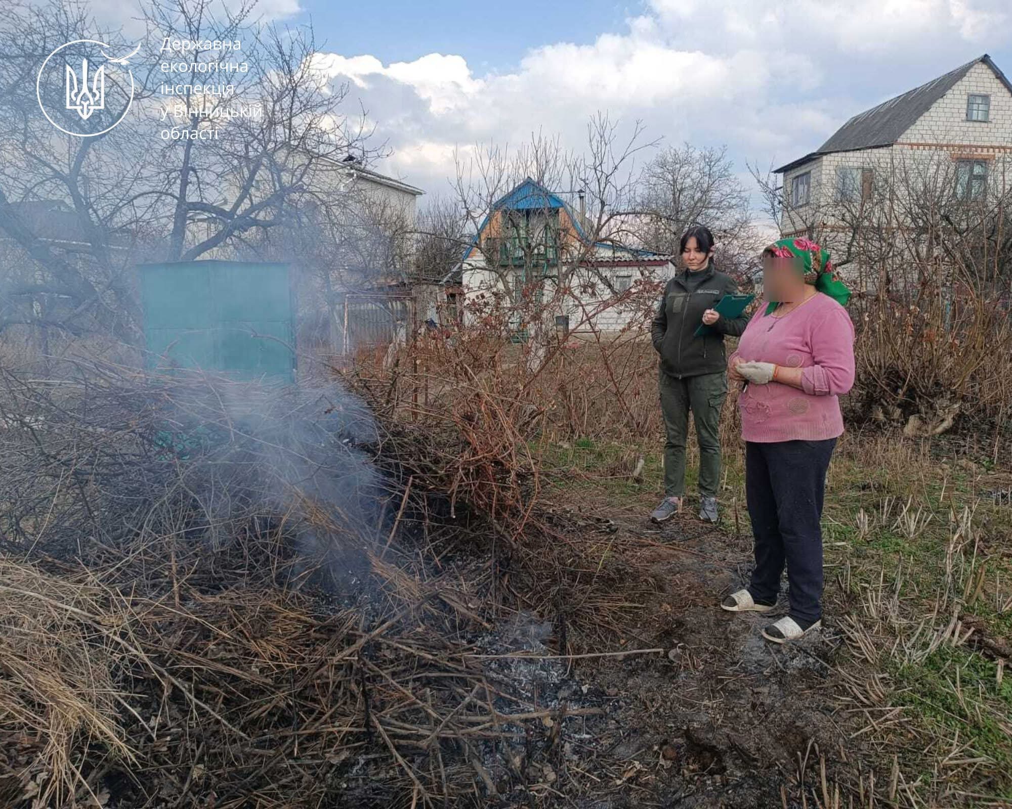 Спалювання сухої рослинності шкодить довкіллю та становить небезпеку для людей.