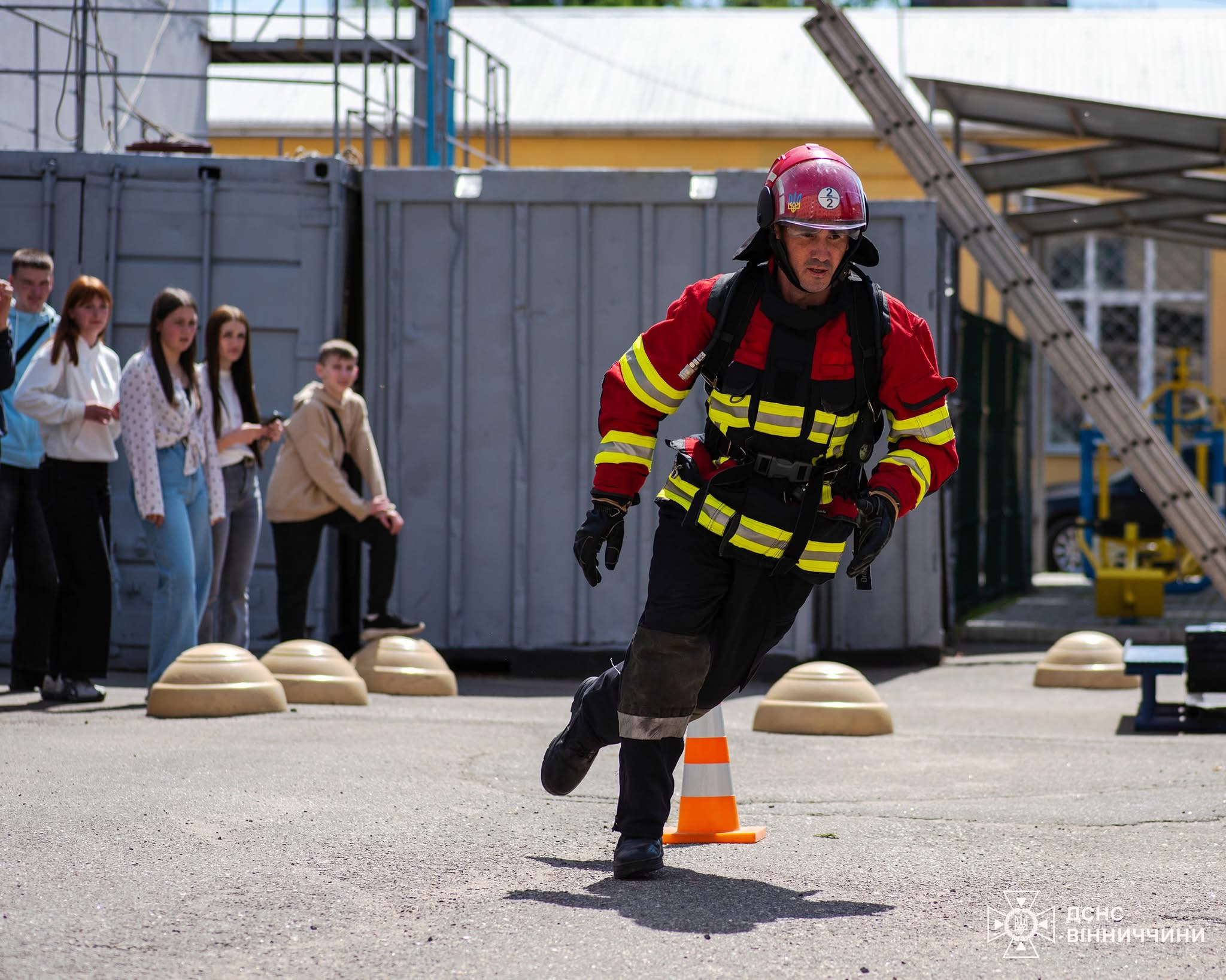 Випробування на витривалість: у Вінниці рятувальники влаштували студентам екстремальне шоу