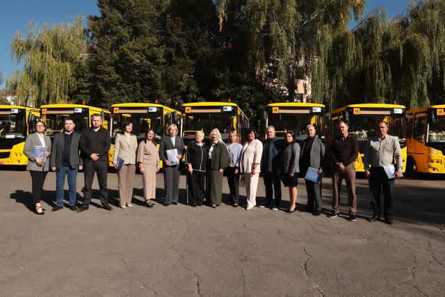 Громадам Вінниччини передали ще 12 шкільних автобусів