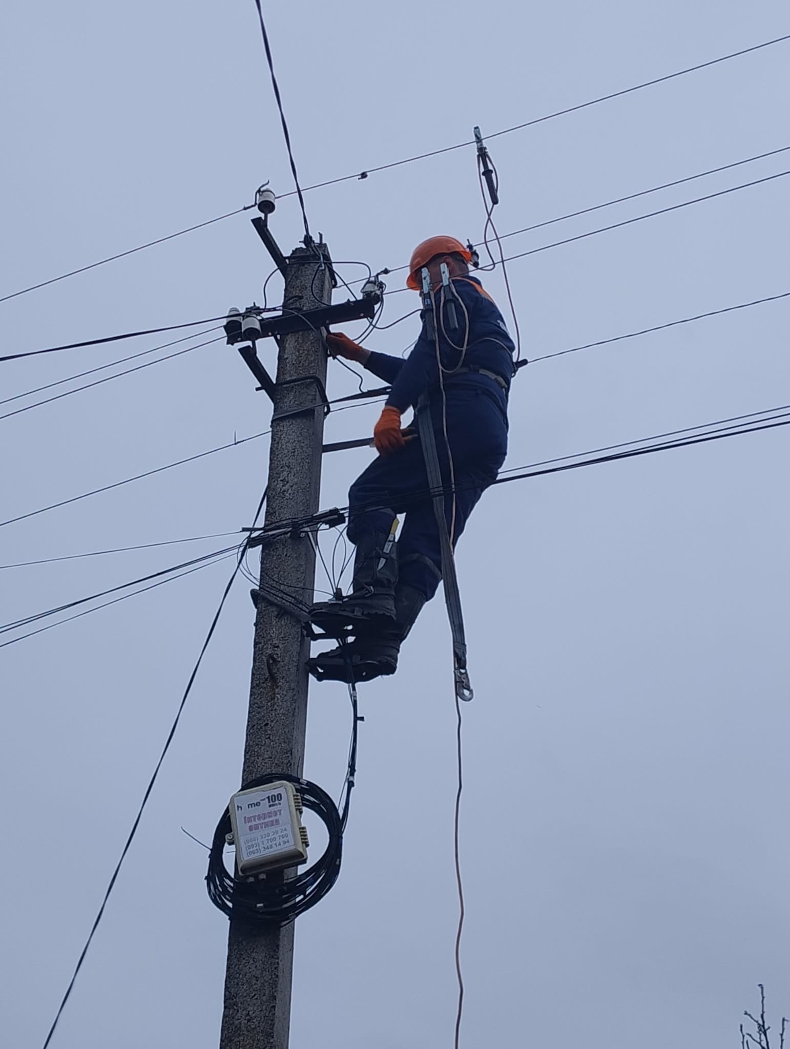 Через сильний вітер у селищі Чернівці відновили електропостачання після аварії