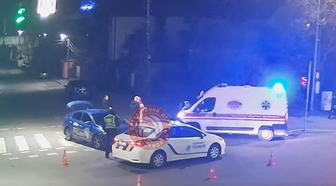  У Вінниці мотоцикліст проїхав на червоне та потрапив у ДТП