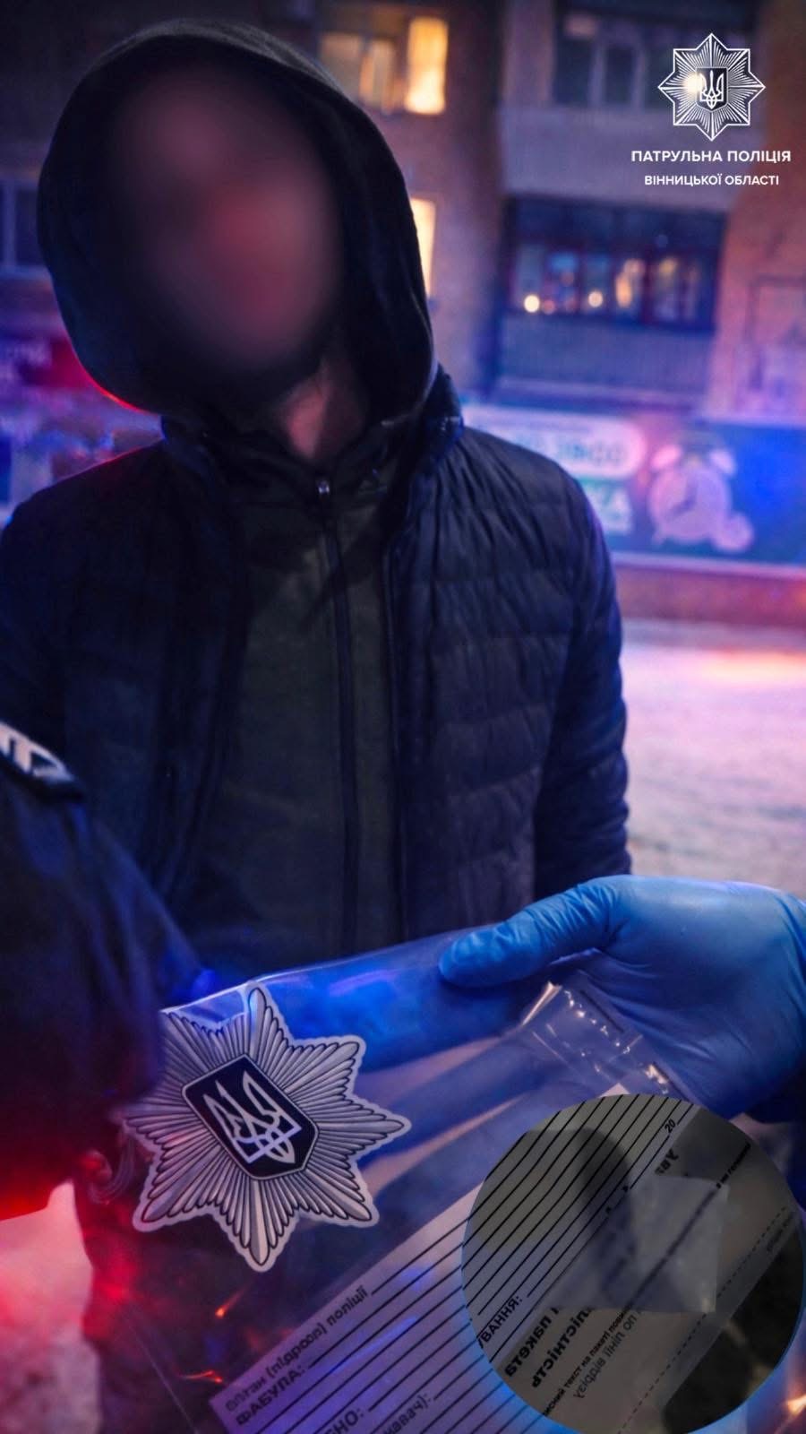 На проспекті Коцюбинського патрульні затримали чоловіка з речовиною, схожою на наркотичну