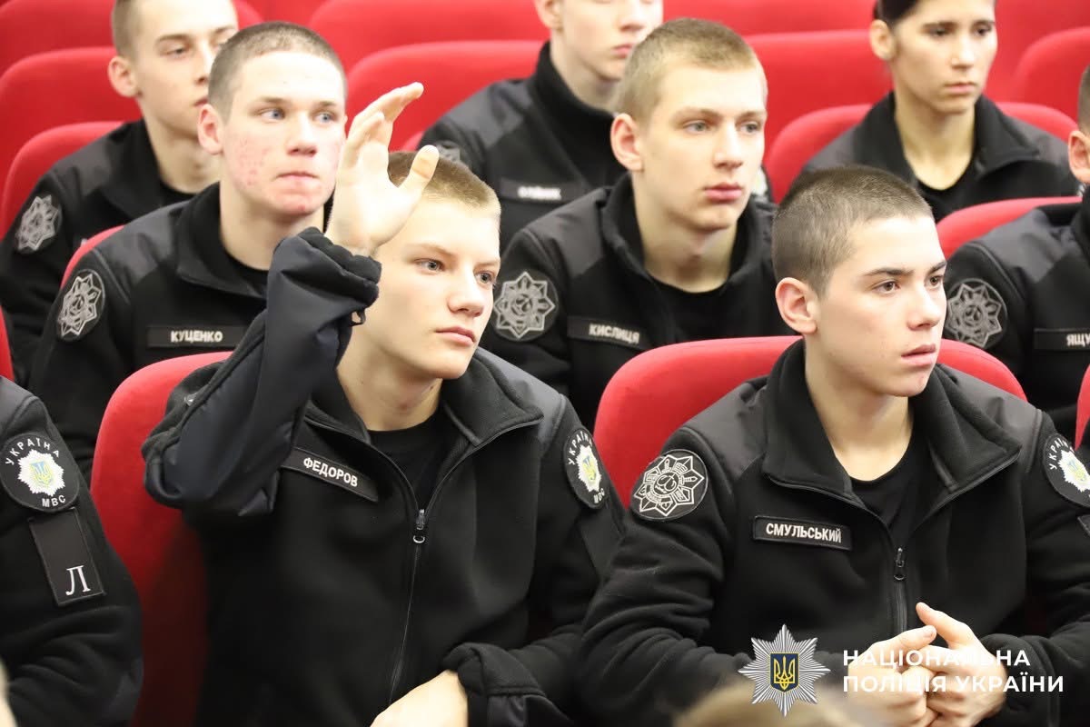 Поліцейські розповіли ліцеїстам МВС про шкоду наркотичних речовин та електронних сигарет