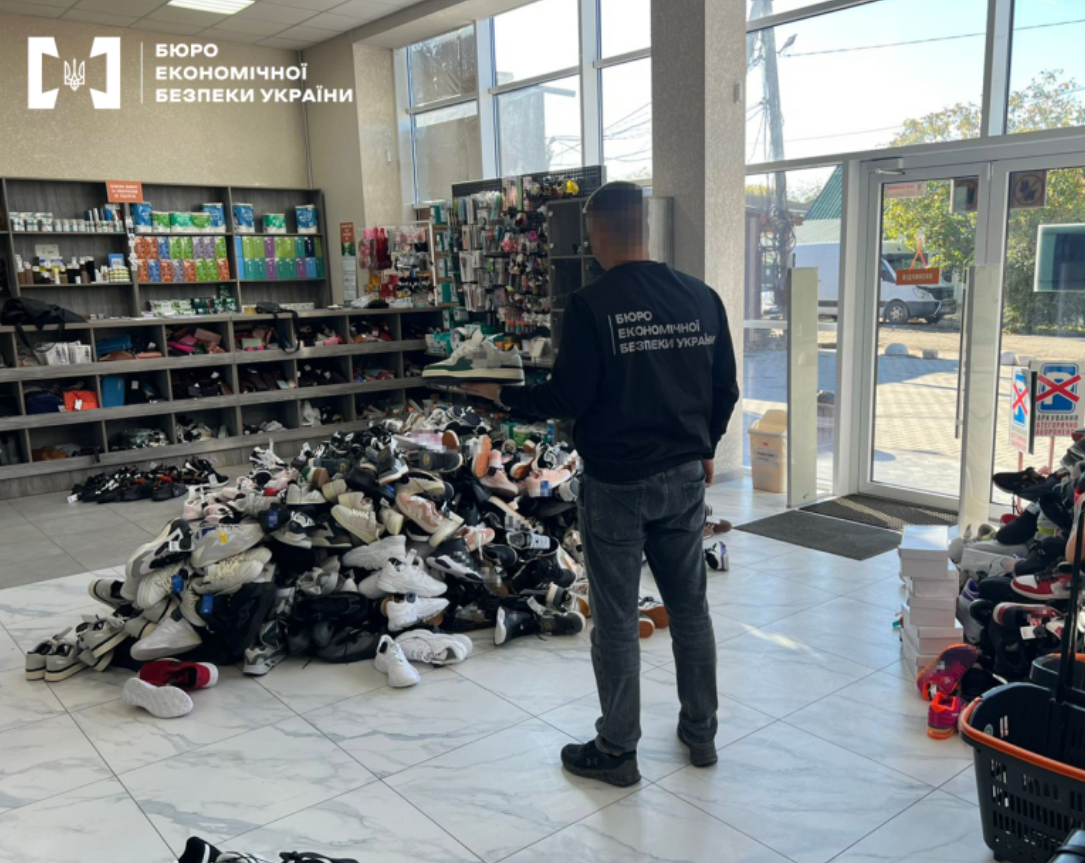 Підробний спортивний одяг продавали в трьох областях: БЕБ викрила незаконну схему
