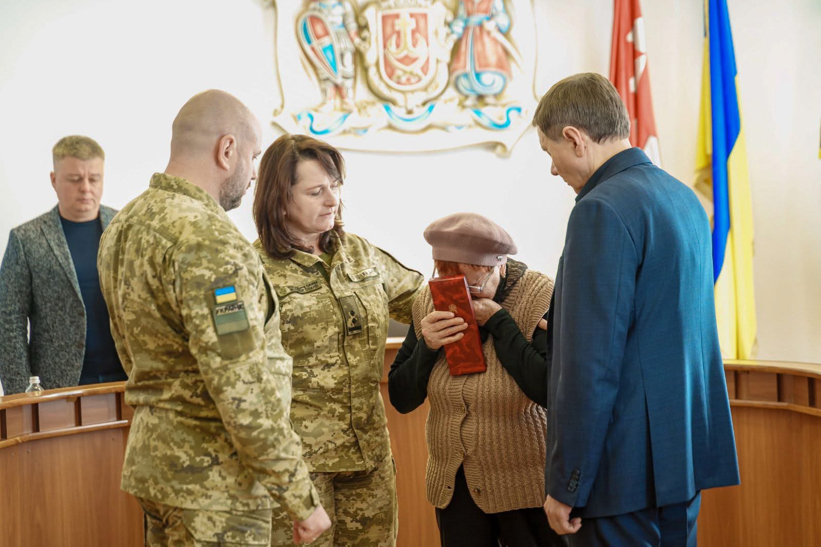Батькам загиблого захисника Сергія Бешкарьова вручили медаль «За військову службу Україні».