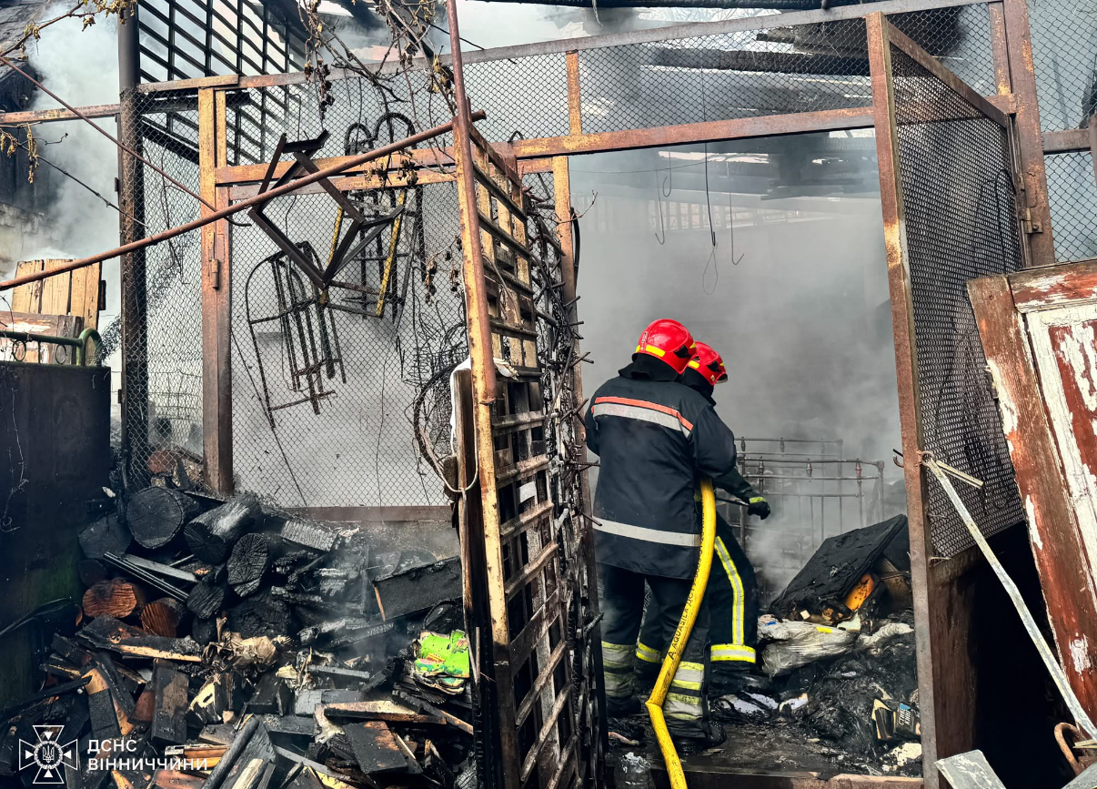 Пожежа на Амосова: рятувальники зупинили вогонь за крок до будинку