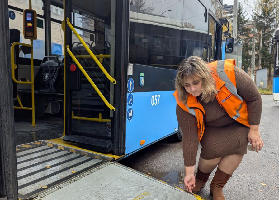 Вінниця формує культуру безбар’єрності: водії громадського транспорту навчаються допомагати пасажирам на кріслах колісних
