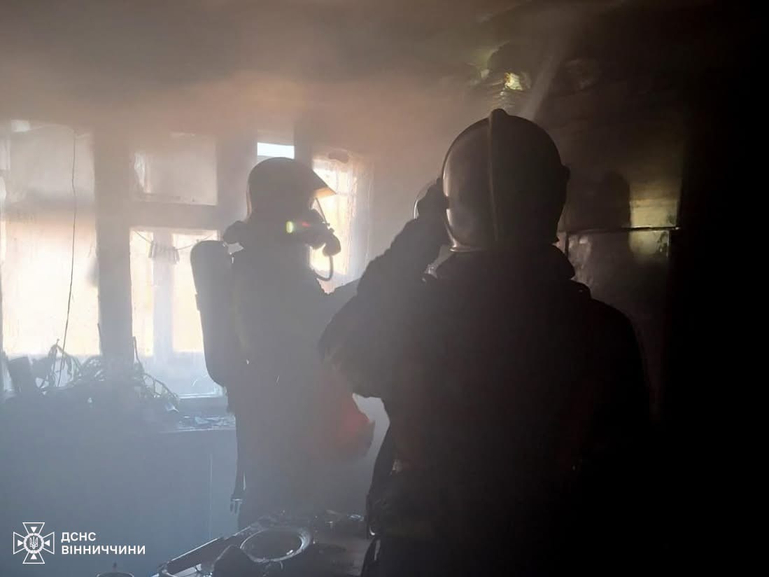  У Вінниці рятувальники вивели з вогню двох людей із палаючої багатоповерхівки