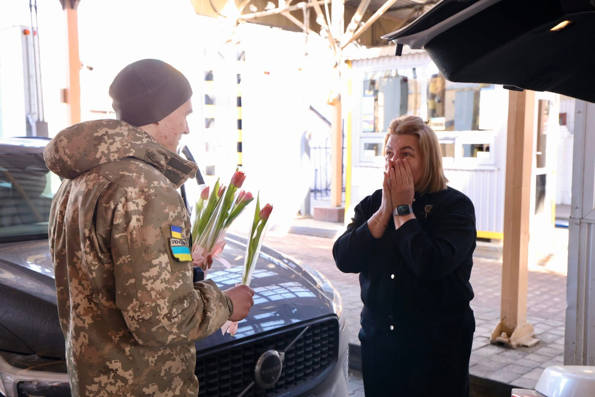 Квіти й теплі слова: прикордонники Могилів-Подільського загону привітали жінок із 8 березня