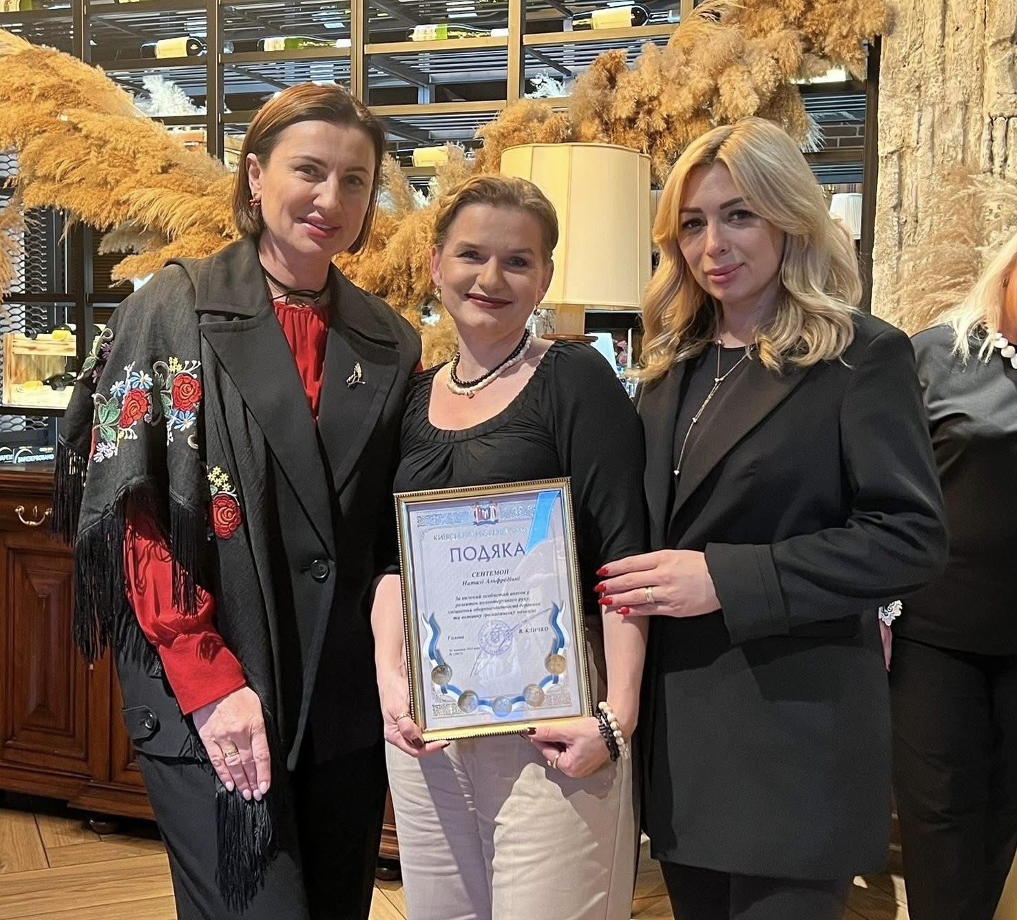 Волонтери «Української команди» передали подяку від Віталія Кличка Наталії Сентемон за вагомий внесок у розвиток волонтерського руху