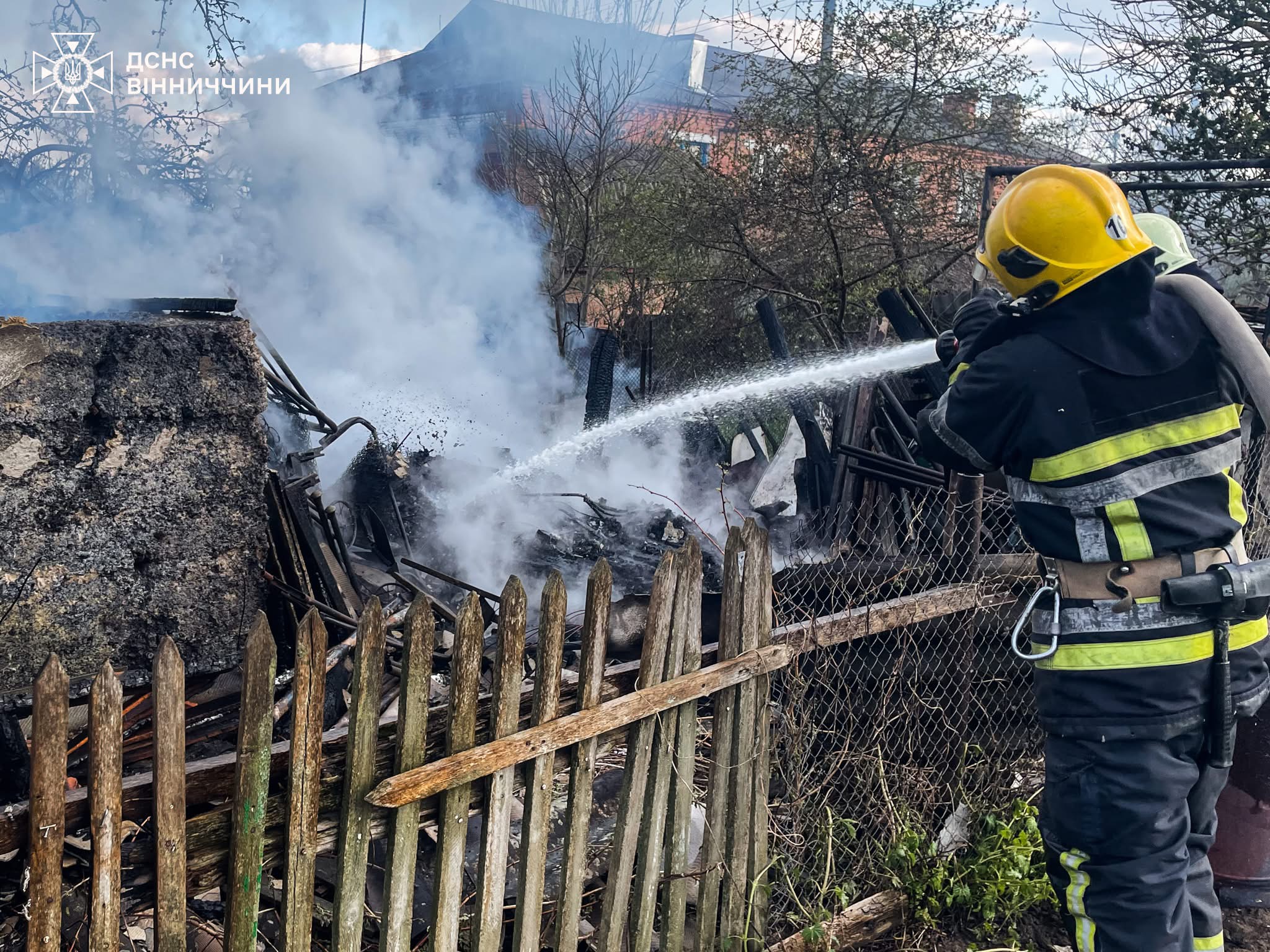 За добу на Вінниччині сталося 19 пожеж: горіли екосистеми, житлові будинки та дитячий атракціон